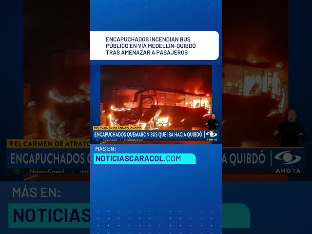 ⁣Encapuchados incendian bus público en vía Medellín-Quibdó tras amenazar a pasajeros