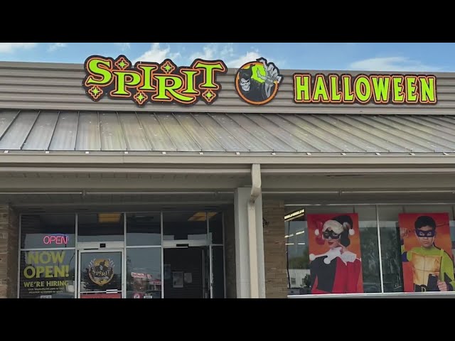 These shuttered stores turned into Spirt Halloween