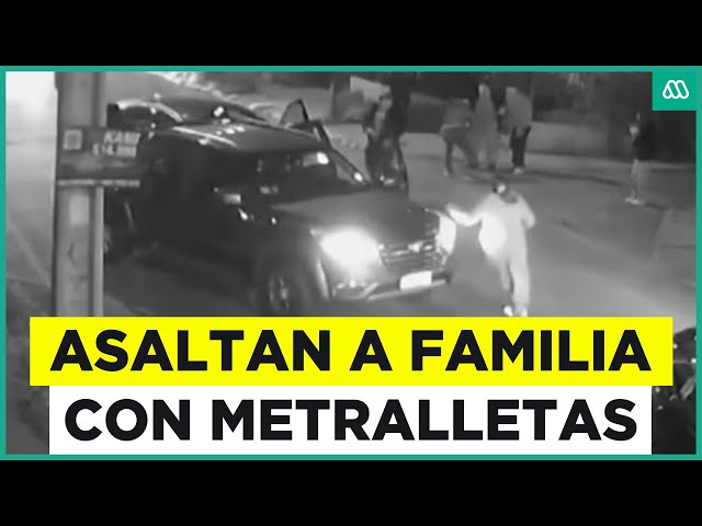 ⁣Usaron metralletas para asaltar: Captan violento intento de portonazo a familia en Maipú