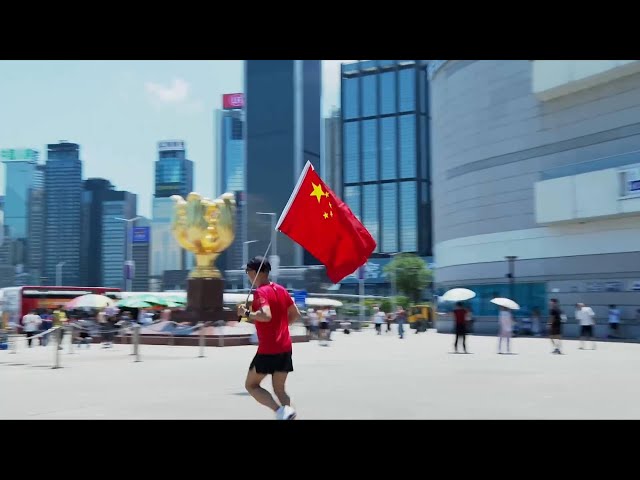 ⁣GLOBALink | Faces of China: Running with a national flag in Hong Kong