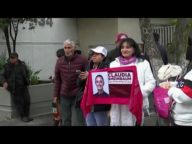 ⁣Simpatizantes se Reúnen Afuera de la Casa de Claudia Sheinbaum