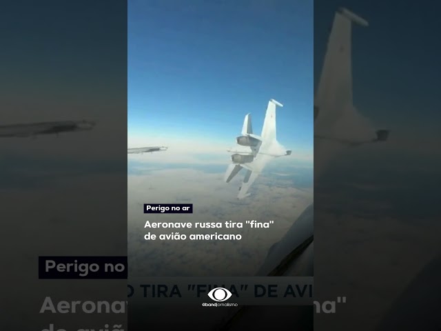 ⁣Avião de guerra russo tira ''fina'' de avião americano #shorts