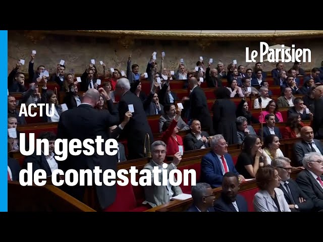 ⁣Discours de Barnier : les députés LFI brandissent des cartes d’électeurs dans l’hémicycle