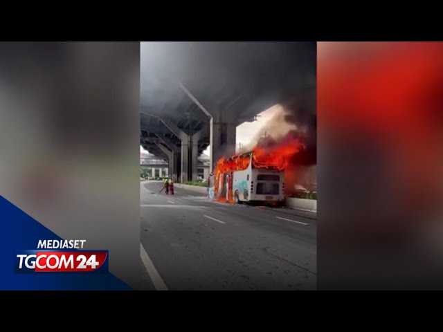 ⁣Thailandia, a fuoco un bus di studenti in gita scolastica