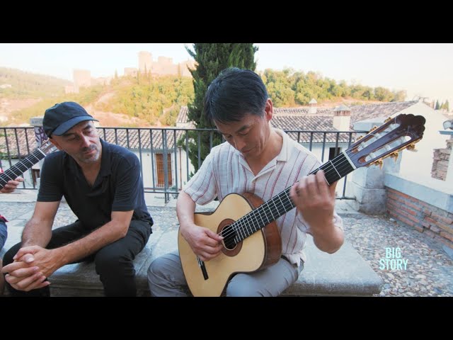 ⁣Spanish guitarist brings traditional guitar making to China