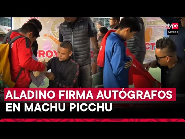 ⁣Christian Cueva: jugador de Cienciano firmó autógrafos en Machu Picchu, Cusco