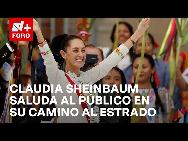 ⁣Sheinbaum Saluda al Avanzar Rumbo Ceremonia de Entrega de Bastón de Mando