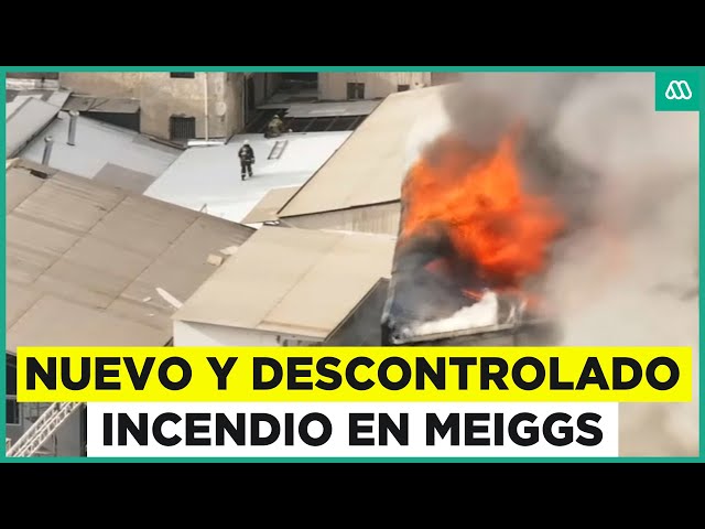 ⁣Descontrolado incendio en Meiggs: Tratan de sacar autos atrapados en bodega