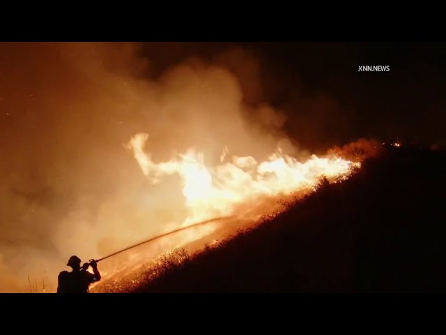 ⁣Brush fire burns 25 acres near Castaic Lake