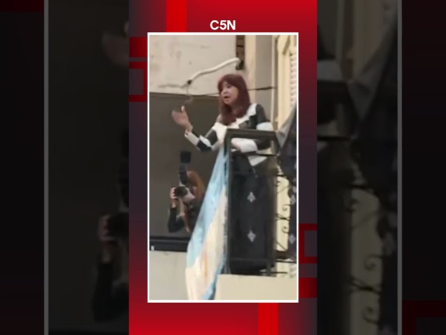 ⁣El saludo de CRISTINA KIRCHNER a los MANIFESTANTES fuera del INSTITUTO PATRIA