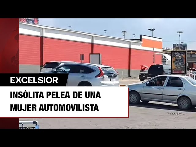 Mujer pelea con camioneta estacionada y la apodan 'Lady Déjame Pasar'