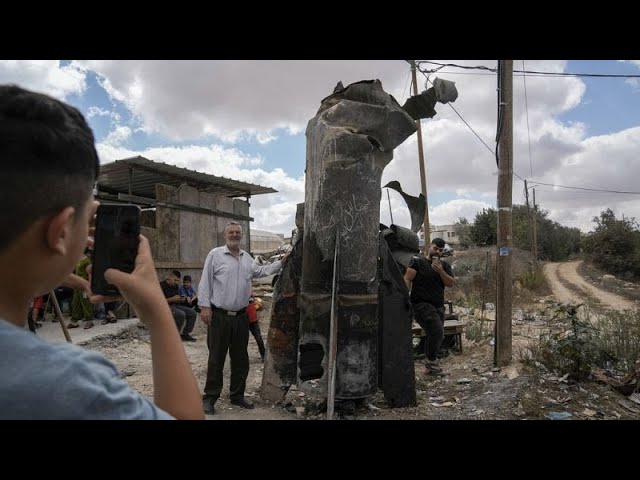 ⁣Israël : selfies à côté des débris des missiles iraniens