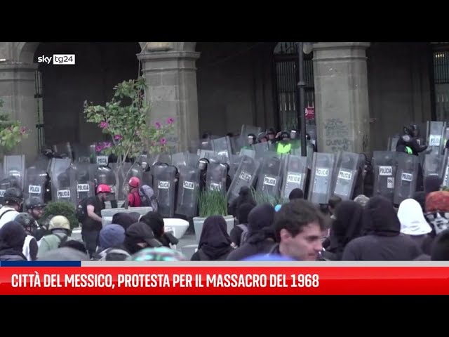 ⁣Messico, scontri nell'anniversario del massacro del1968