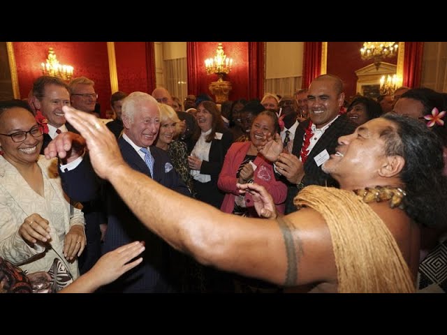 ⁣No Comment. Le roi danse ! Charles III s'essaie à la danse samoane