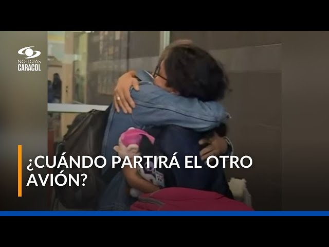 ⁣Felicidad y emoción: así fue el reencuentro de familias tras llegada de vuelo humanitario a Colombia