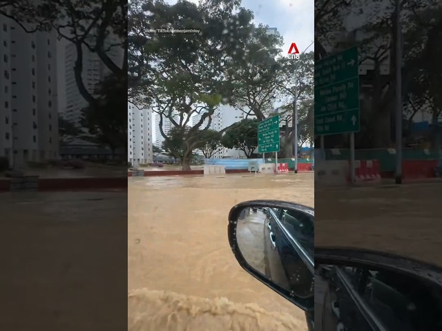 ⁣Parts of Marine Parade flooded due to damaged water pipe