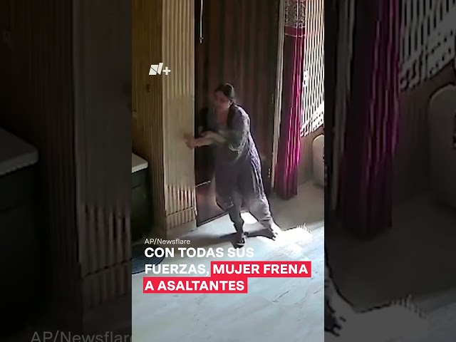 ⁣Mujer impide que asaltantes entren a su casa #nmas #shorts #india