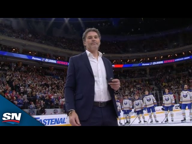 ⁣Legendary Czechian NHLer Jaromir Jagr Drops Ceremonial Puck To Kick Off Global Series