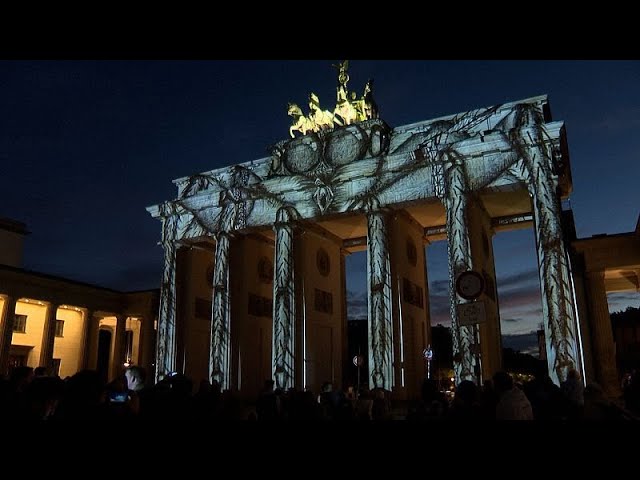 ⁣Riesenspinne und Friedenstaube locken zum 20. Berliner Lichtfest