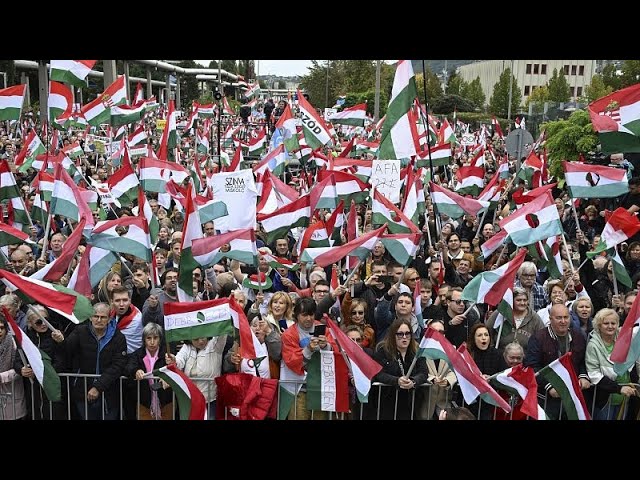 ⁣Hungarians demand greater press freedom outside office of 'propaganda factory' MTVA