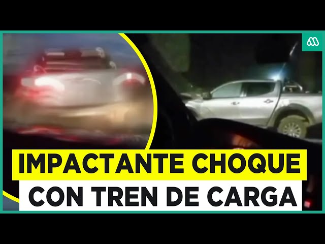 ⁣Camara de vigilancia captó el momento: Conductor ebrio impacta con tren de carga en Paillaco