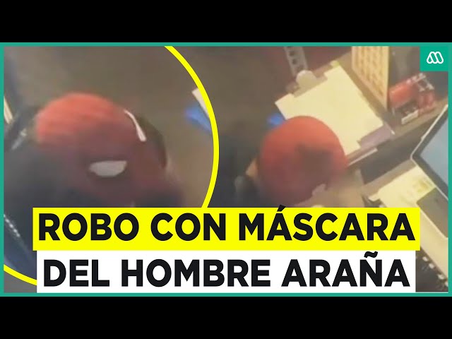 ⁣Sujeto usó máscara del Hombre Araña para asaltar bencinera: Intimidó a cajera con arma falsa