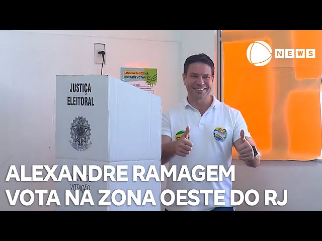 ⁣Alexandre Ramagem vota na zona oeste do Rio de Janeiro