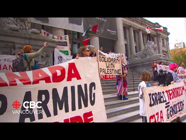 ⁣Pro-Palestinian rally held at Vancouver Art Gallery