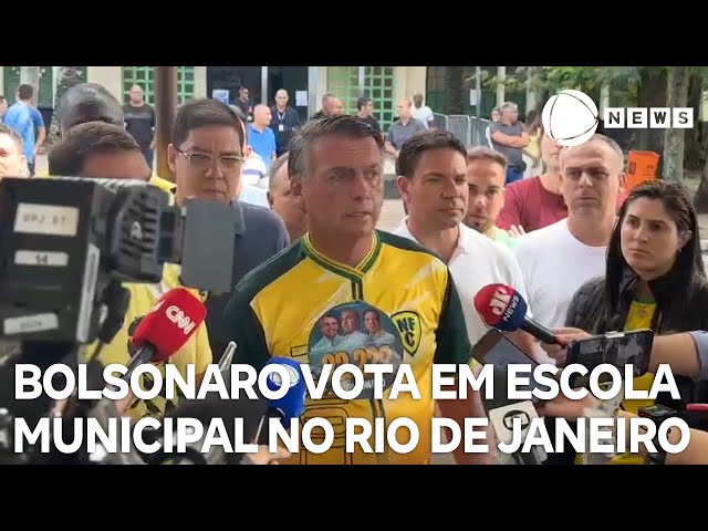 ⁣Bolsonaro vota em escola municipal no Rio de Janeiro