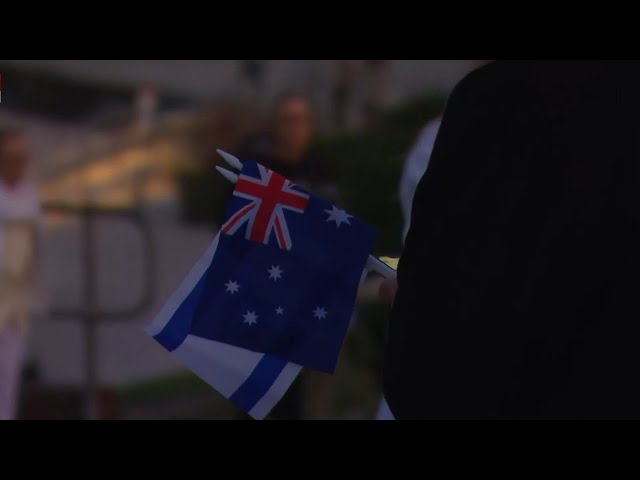 ⁣‘Really solemn’ vigil service held in Bondi for October 7 attacks