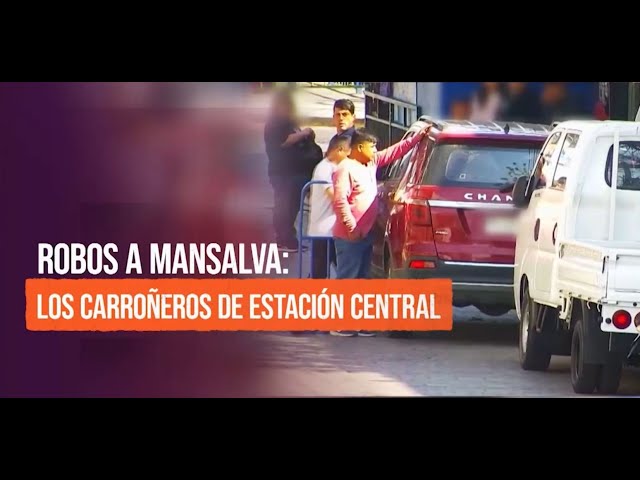 ⁣Reportajes T13: Así operan "Los Carroñeros" de Estación Central