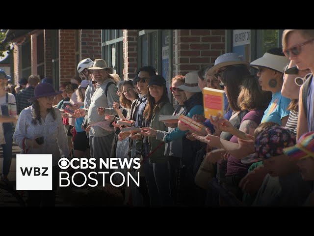 ⁣Volunteers help move books from Porter Square Books in Cambridge to new location