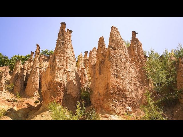 ⁣Serbie du Sud mystique : Drôles de roches à la ville du Diable et sources thermales curatives