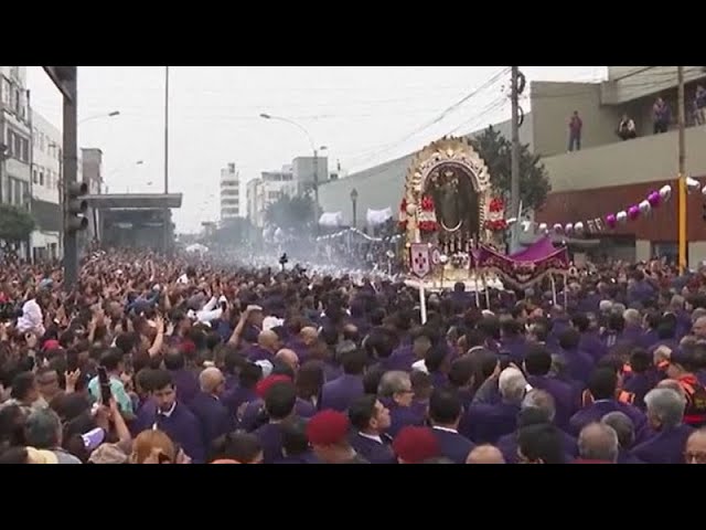 ⁣No Comment : procession du "Christ brun" dans la capitale péruvienne