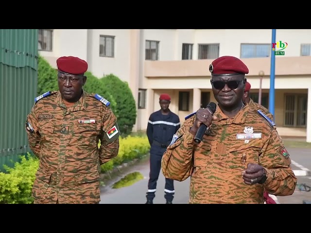 ⁣Montée des couleurs au Ministère en charge de la Défense en présence de la communauté Lobi