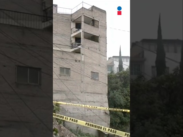 ⁣Desalojan a familias de edificio a punto de colapsar en Naucalpan, Estado de México | Shorts