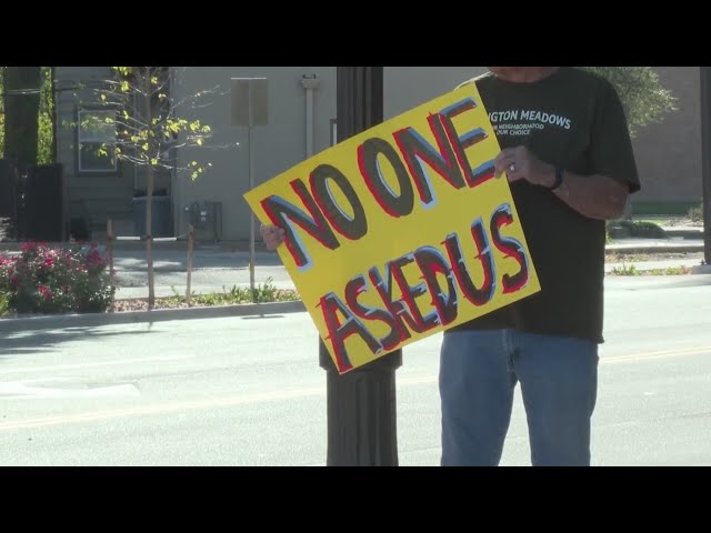 ⁣Community protests plan for homeless navigation center in Arvada