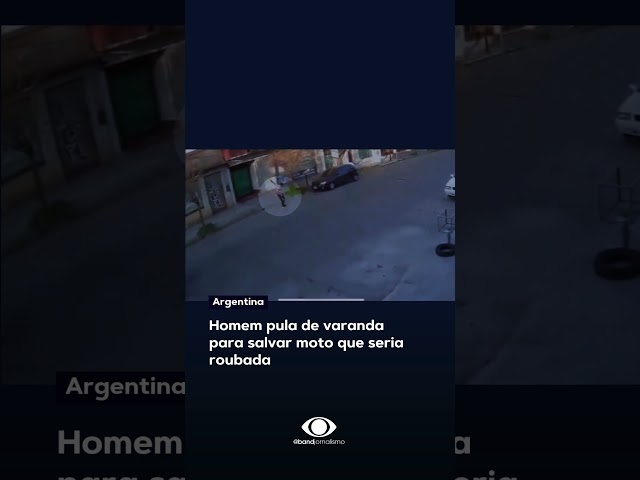 ⁣Na Argentina, um homem pulou de uma varanda ao ver que ladrões iriam roubar sua moto #shorts