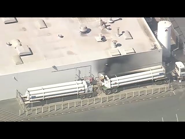 ⁣Big rig carrying hydrogen tanks catches on fire in Commerce