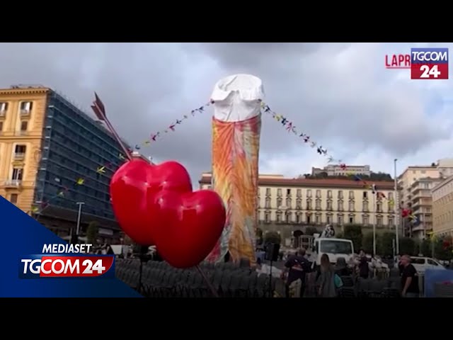 ⁣Napoli, polemiche per il Pulcinella "fallico" in piazza Municipio