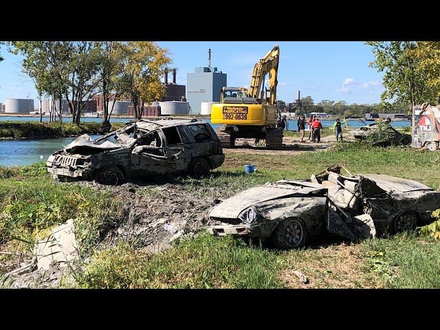 ⁣Several vehicles pulled from Detroit River in Windsor, Ont.