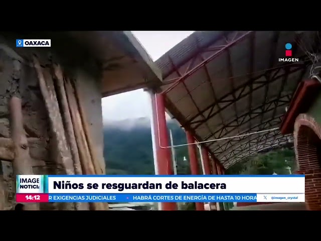 ⁣Niños triquis de Oaxaca quedan atrapados entre balacera | Noticias con Crystal Mendivil