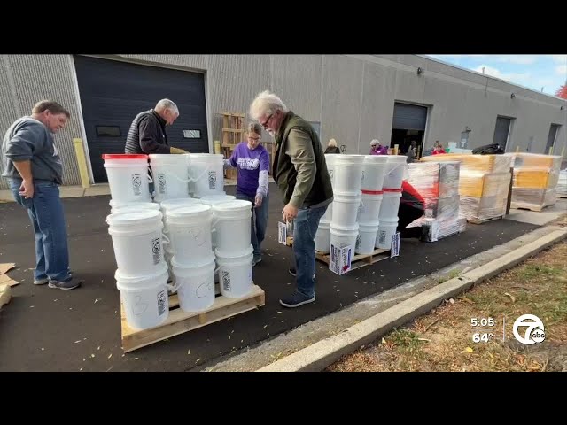 ⁣Volunteers load up trucks with supplies for hurricane victims in North Carolina, Florida