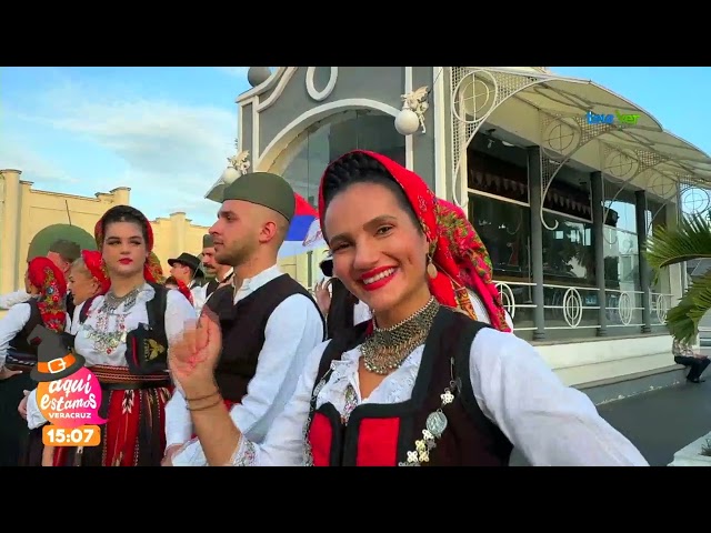 ⁣Se realizó un desfile sobre el festival internacional del folklore.