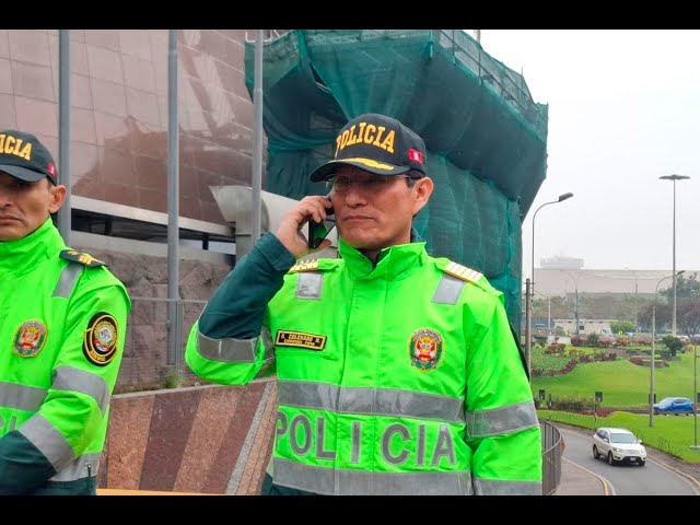 ⁣Harvey Colchado, exjefe de la Diviac, resguarda puente en Javier Prado