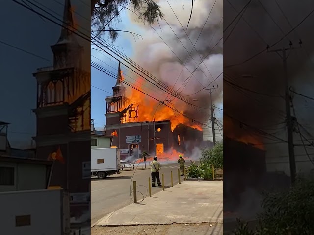 ⁣Gigantesco incendio afecta a iglesia de San Francisco en Iquique