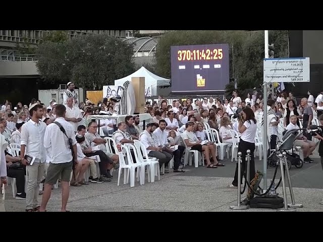 ⁣Hundreds of Israelis pray for hostages held by Hamas on holy day of Yom Kippur