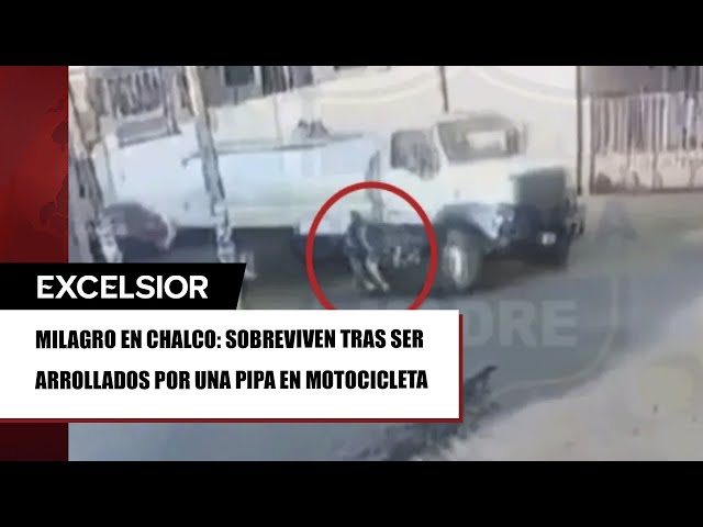 ¡Vivos de milagro! Padre e hijo en moto ‘se enfrentan’ a pipa en Edomex