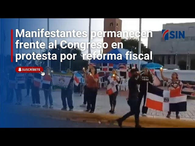 ⁣Con un campamento, manifestantes permanecen frente al Congreso en protesta por reforma fiscal