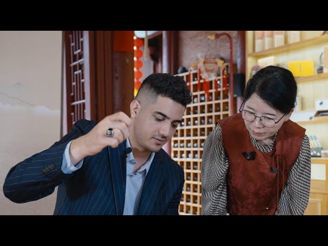 ⁣GLOBALink | Tracing Quanzhou: Yemeni entrepreneur experiences Jincang Embroidery